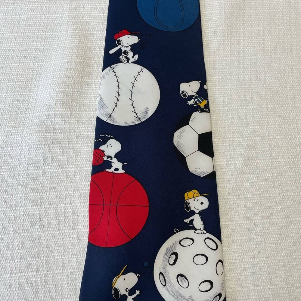 Peanuts Snoopy sport balls tie